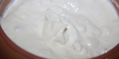 лепешки с помидорами колбасой сальчичон и сметанно-сырной намазкой