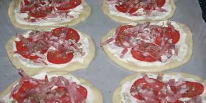 лепешки с помидорами колбасой сальчичон и сметанно-сырной намазкой