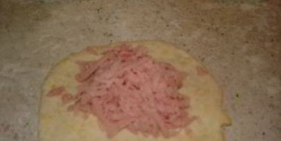 лепешки с сыром и колбасой