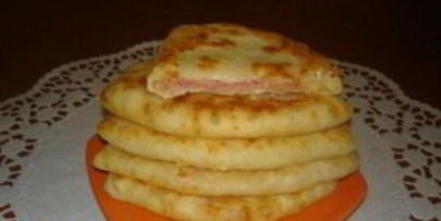 лепешки с сыром и колбасой
