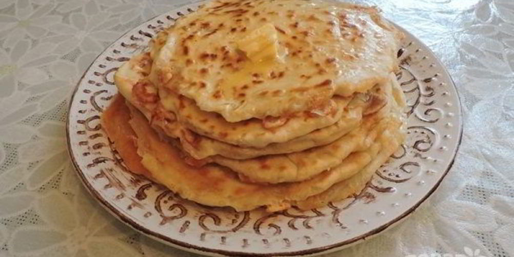 Рецепт лепешки с сыром на кефире на сковороде