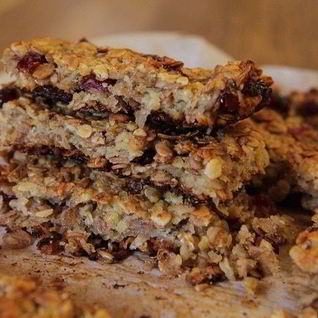 Овсяные лепешки с бананами и клюквой