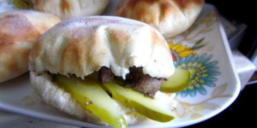 Рецепт пита с куриной печенью и сметанно-горчичным соусом