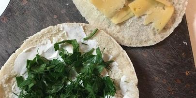 пита с курицей, сыром и овощами