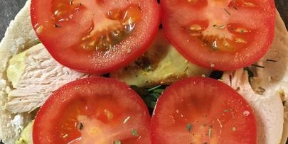 пита с курицей, сыром и овощами