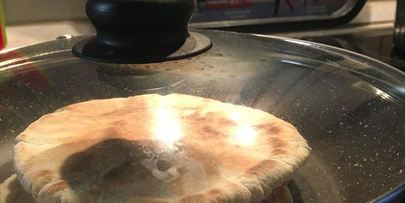 пита с курицей, сыром и овощами