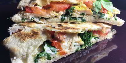 пита с курицей, сыром и овощами