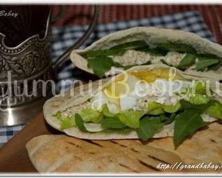 Пита с салатом из рукколы и горбуши