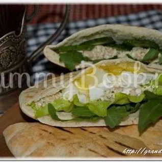 Пита с салатом из рукколы и горбуши