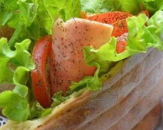 Пита с ветчиной, овощами и кукурузой