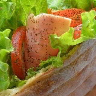 Пита с ветчиной, овощами и кукурузой