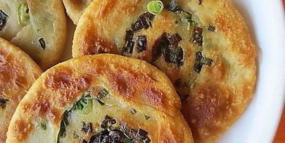 слоеные лепешки с зеленым луком
