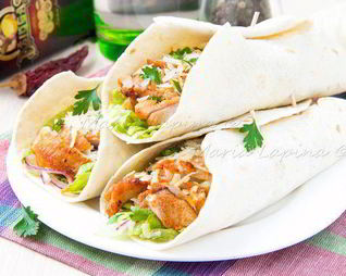 Тортильи с острой курицей, овощами и сыром Джюгас