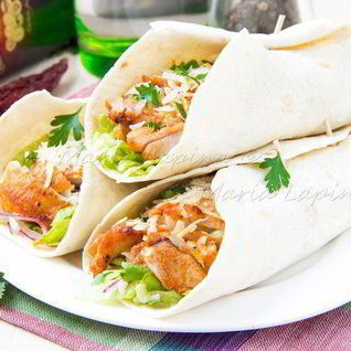 Тортильи с острой курицей, овощами и сыром Джюгас