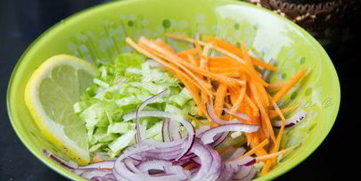 тортильи с острой курицей, овощами и сыром джюгас