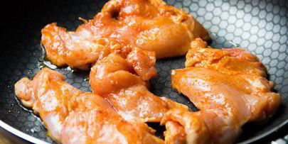 тортильи с острой курицей, овощами и сыром джюгас