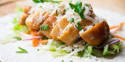 тортильи с острой курицей, овощами и сыром джюгас