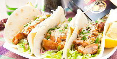 тортильи с острой курицей, овощами и сыром джюгас