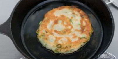 жареные лепешки с зеленым луком