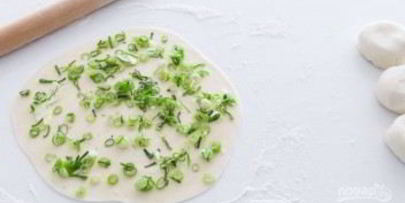 жареные лепешки с зеленым луком