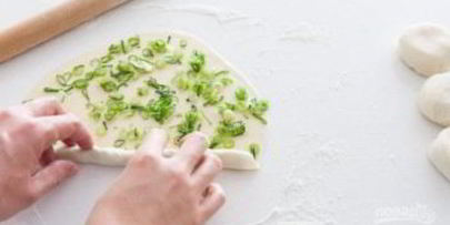 жареные лепешки с зеленым луком