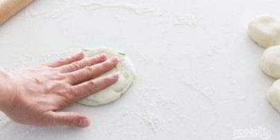 жареные лепешки с зеленым луком