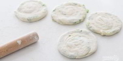 жареные лепешки с зеленым луком