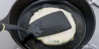 жареные лепешки с зеленым луком