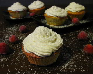 Клубнично-кокосовые маффины со сливочным кремом