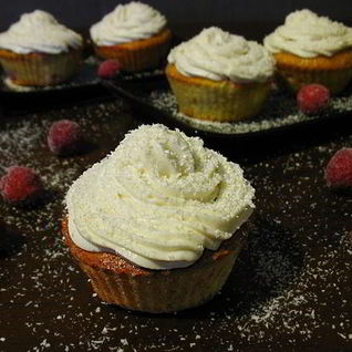 Клубнично-кокосовые маффины со сливочным кремом