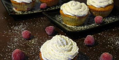 клубнично-кокосовые маффины со сливочным кремом