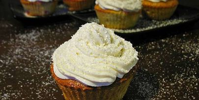 клубнично-кокосовые маффины со сливочным кремом