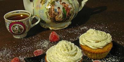 клубнично-кокосовые маффины со сливочным кремом