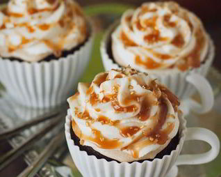 Кофейные маффины с карамелью и взбитыми сливками