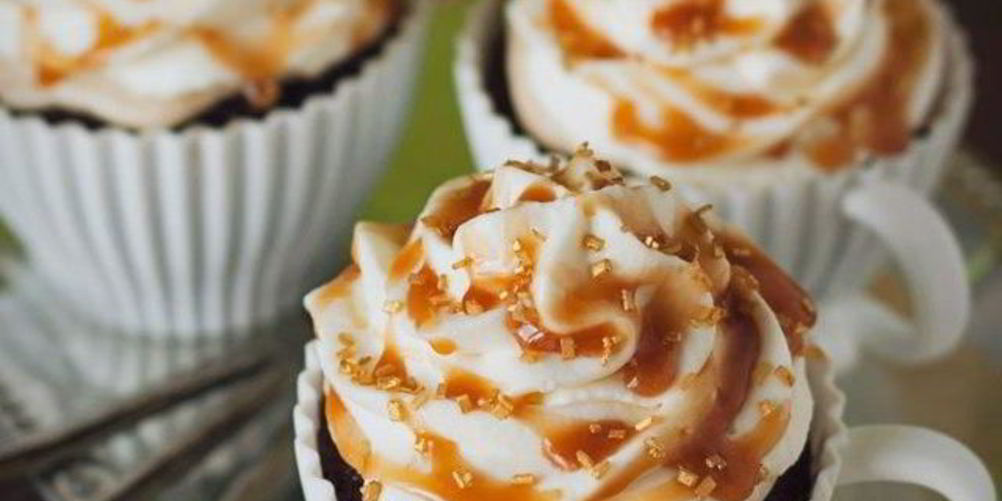 Рецепт кофейные маффины с карамелью и взбитыми сливками
