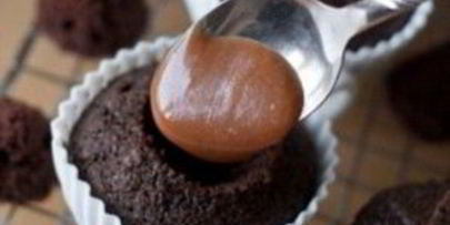 кофейные маффины с карамелью и взбитыми сливками