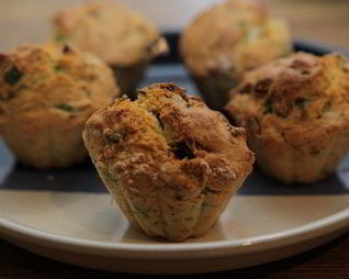 Кукурузные маффины с зеленым луком и чили