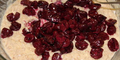 маффины на гречневых хлопьях с вишней