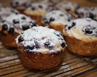 Маффины с рикоттой и смородиной