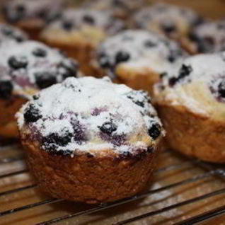 Маффины с рикоттой и смородиной