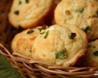 Маффины с зеленым луком и козьим сыром