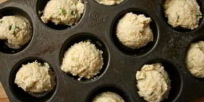 маффины с зеленым луком и козьим сыром