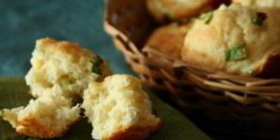 маффины с зеленым луком и козьим сыром