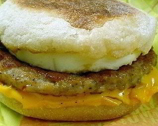 Макмаффин с яйцом и свиной котлетой