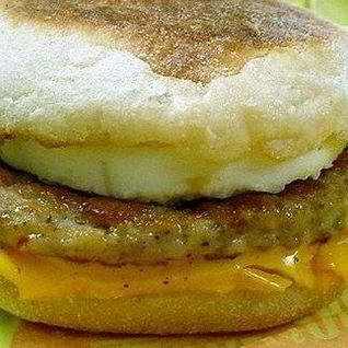 Макмаффин с яйцом и свиной котлетой