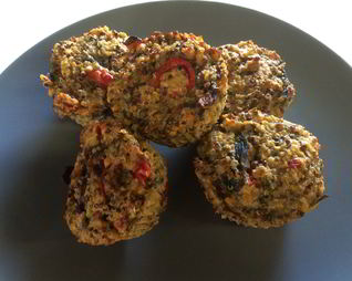 Овощные маффины из киноа с копченым лососем