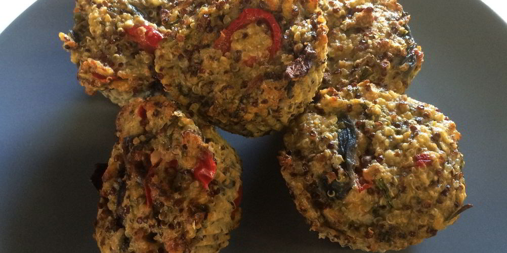 Рецепт овощные маффины из киноа с копченым лососем