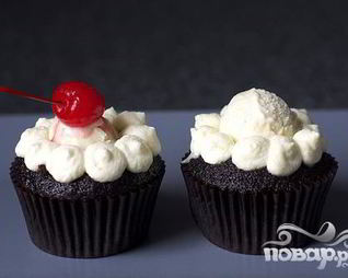 Шоколадные маффины со сливками и вишней