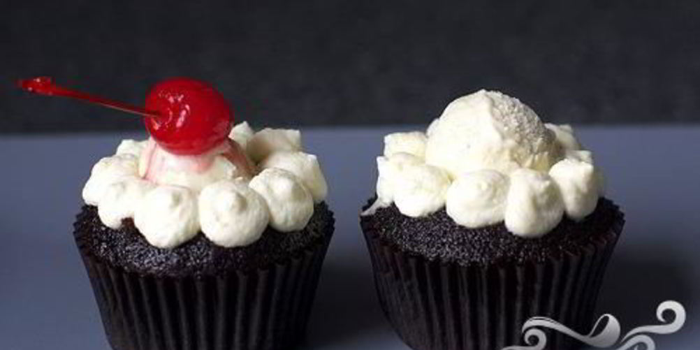 Рецепт шоколадные маффины со сливками и вишней