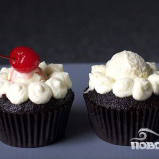Шоколадные маффины со сливками и вишней